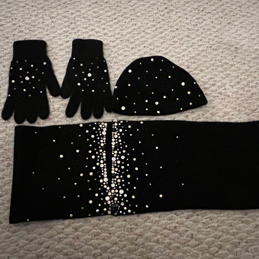 William Sharp NWOT Cashmere Crystal Embellished Hat, Scarf And Gloves